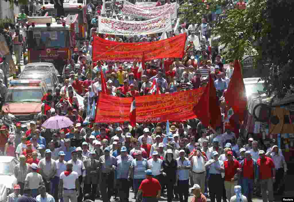 Livanın Beyrut şəhərində 1 May g&uuml;n&uuml; sol&ccedil;u fəallar əllərində bayraqlar tutaraq y&uuml;r&uuml;şə &ccedil;ıxıblar. 1 may, 2013. 